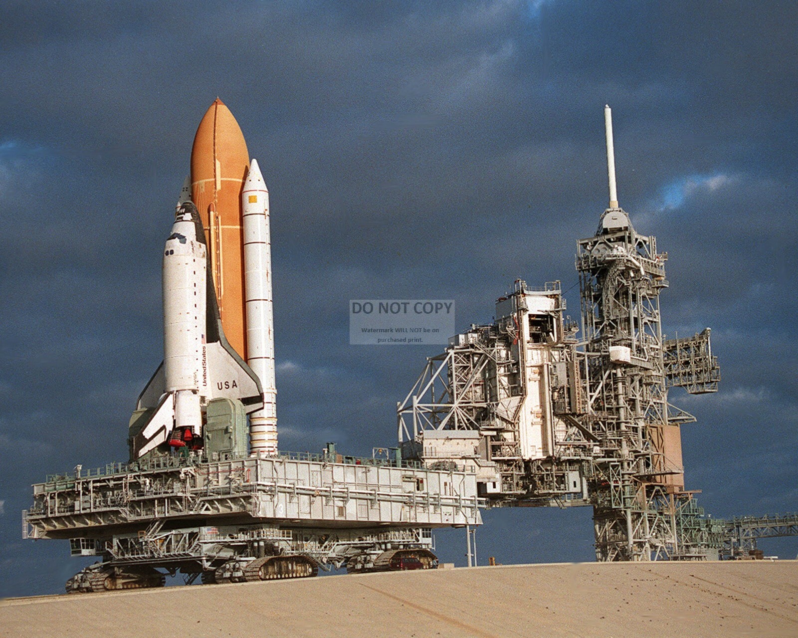 SHUTTLE COLUMBIA ARRIVES AT LAUNCH PAD 39B FOR STS-75 - 8X10 NASA PHOTO (EP-410)
