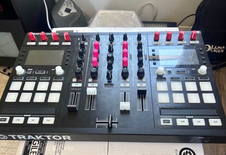 Native Instruments Traktor Kontrol S5 DJ Controller RARE FUCHSIA COLOR + CASE