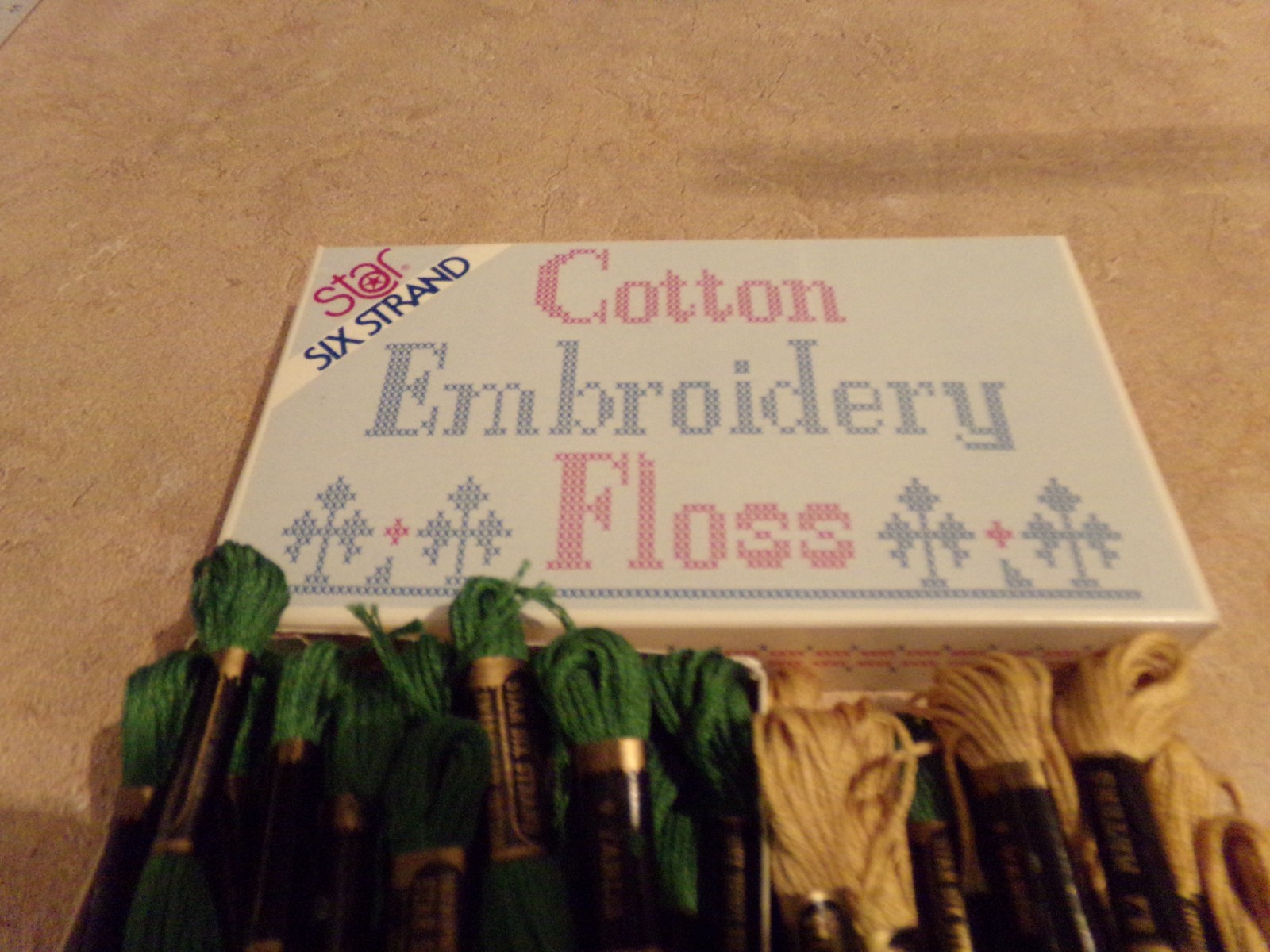 34 VINTAGE STAR SIX STRAND COTTON FLOSS   24 HUNTER GREEN #1014     10 GOLD #910