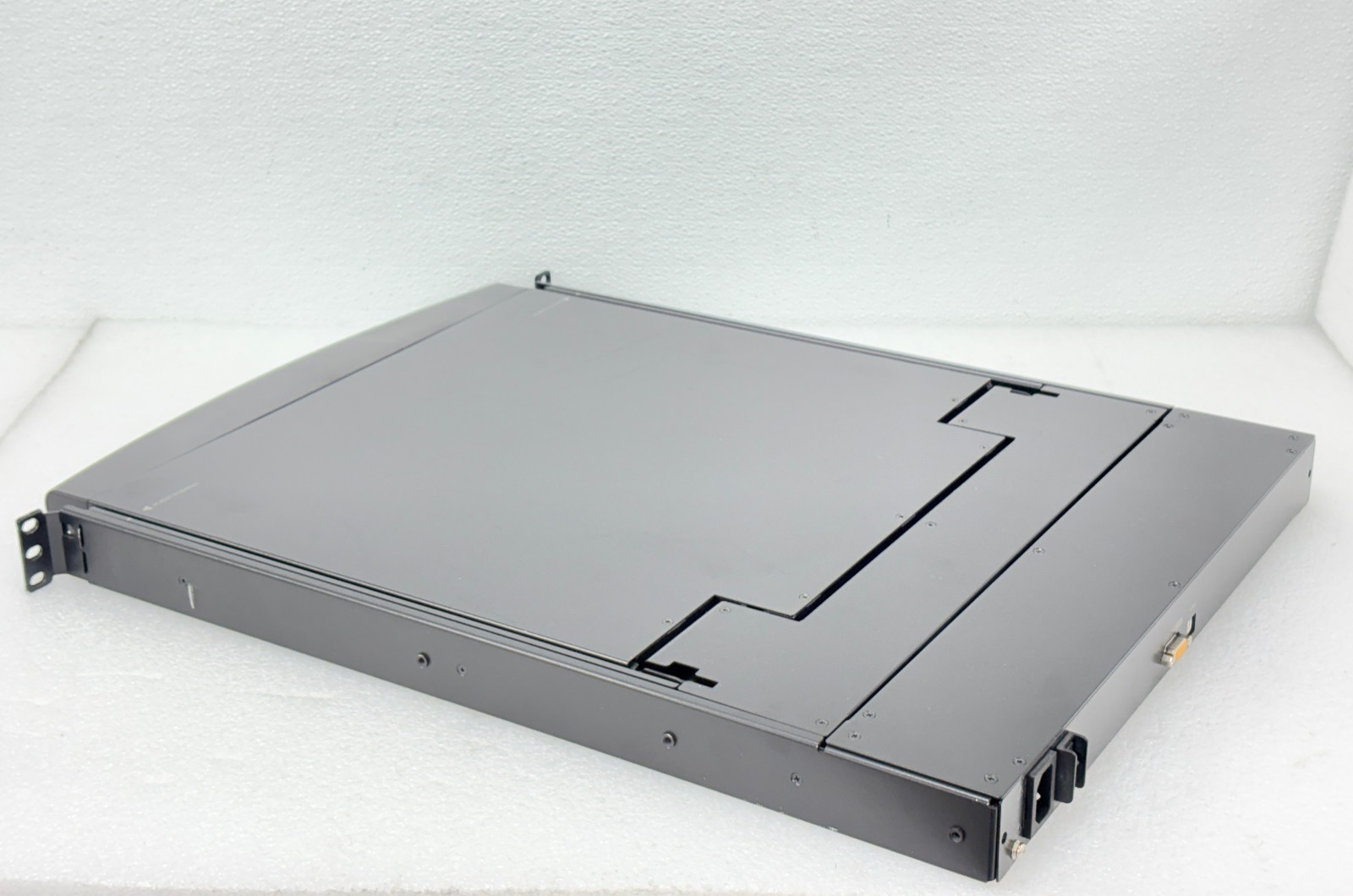 PRE OWNED | APC By Schneider Electric AP5719 19” LCD Rack Console Server - Black