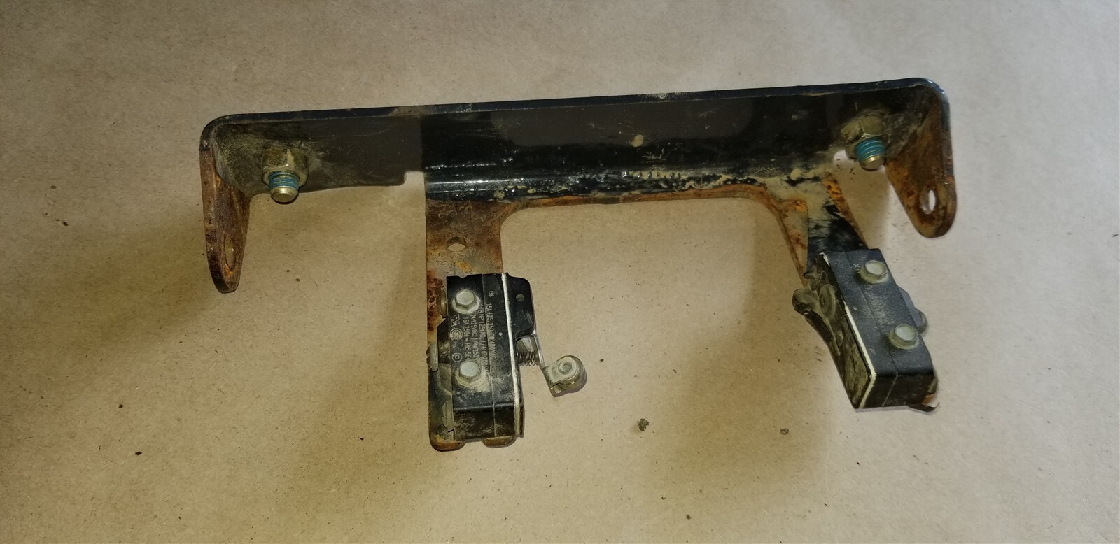 Bobcat T300 steering damper bracket 6706106