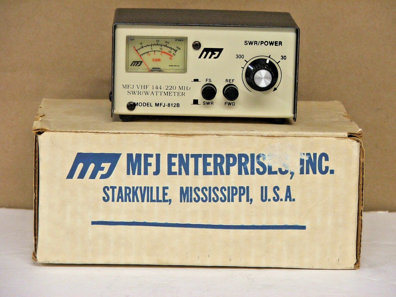 MFJ-812B VHF 144-220 MHz SWR / WATTMETER Field Strength Meter - BOXED