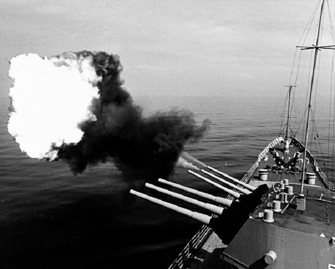 U.S. Navy Heavy Cruiser USS Newport News firing guns 8x10 Vietnam War Photo 838
