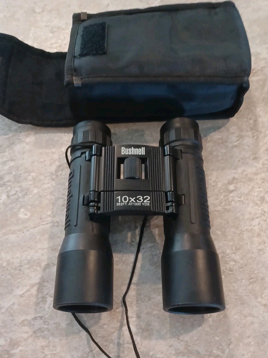 Bushnell Binoculars 10x32 /case
