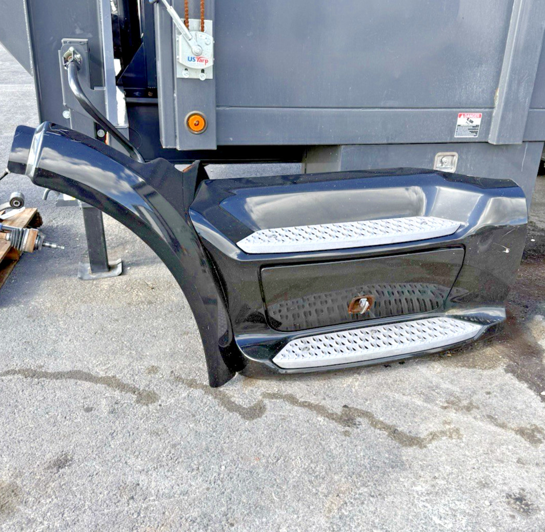 2020 Peterbilt 579 BLACK LEFT/ DRIVER SIDE STEP FAIRING