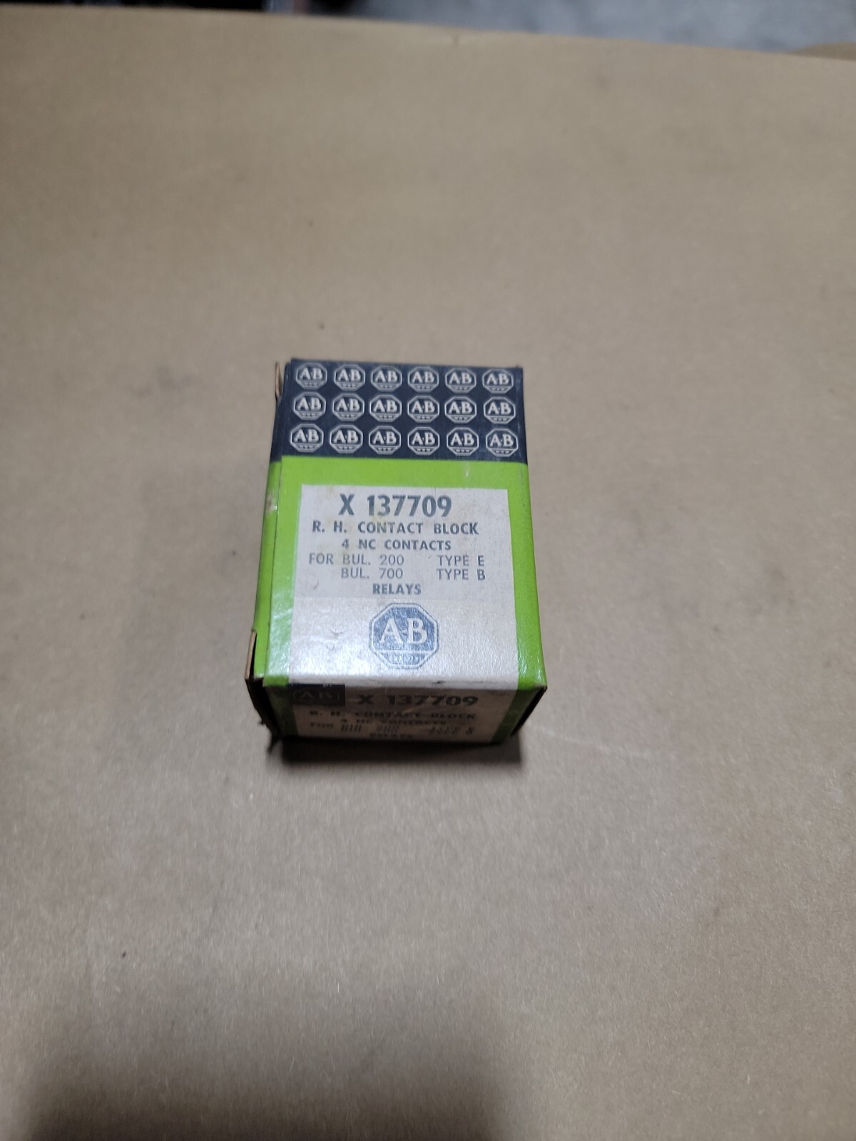 NEW ALLEN BRADLEY X-137709 R.H. CONTACT BLOCK