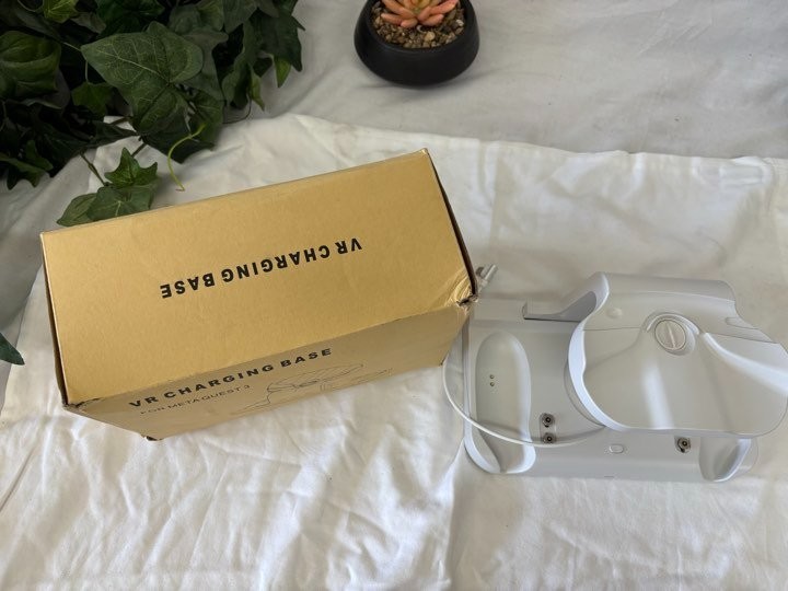 VR Charging Base OQ3-010 For Meta Quest 3 Open Box