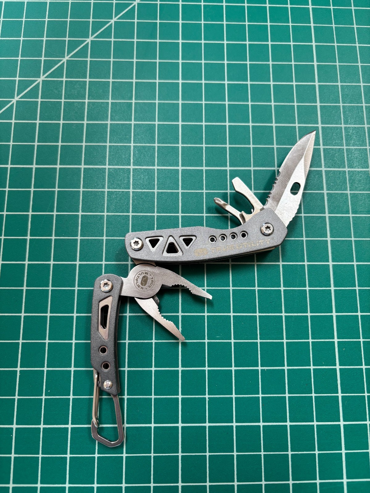 NEW!! TRUE UTILITY MULTI TOOL - COMPACT AND FOLDABLE - KEYRING HOOK !!!!!!!!!!!!