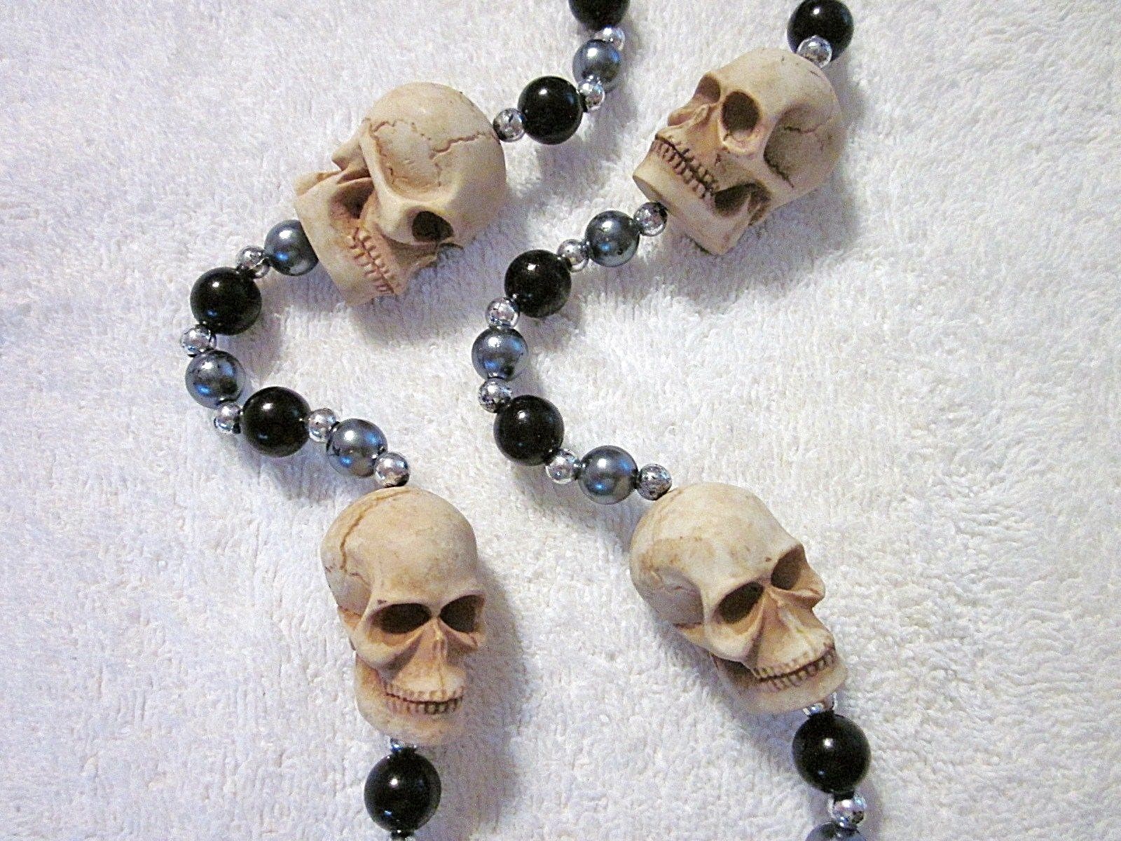 REALISTIC "HUMAN SKULLS" BLACK/GRAY/SILVER  MARDI GRAS NECKLACE RAIDERS (B594)