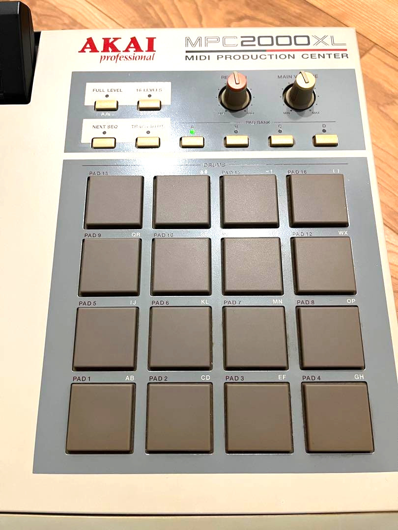 AKAI professional MPC2000XL Sampler Sampling Sequencer Drum Machine MPC Tested