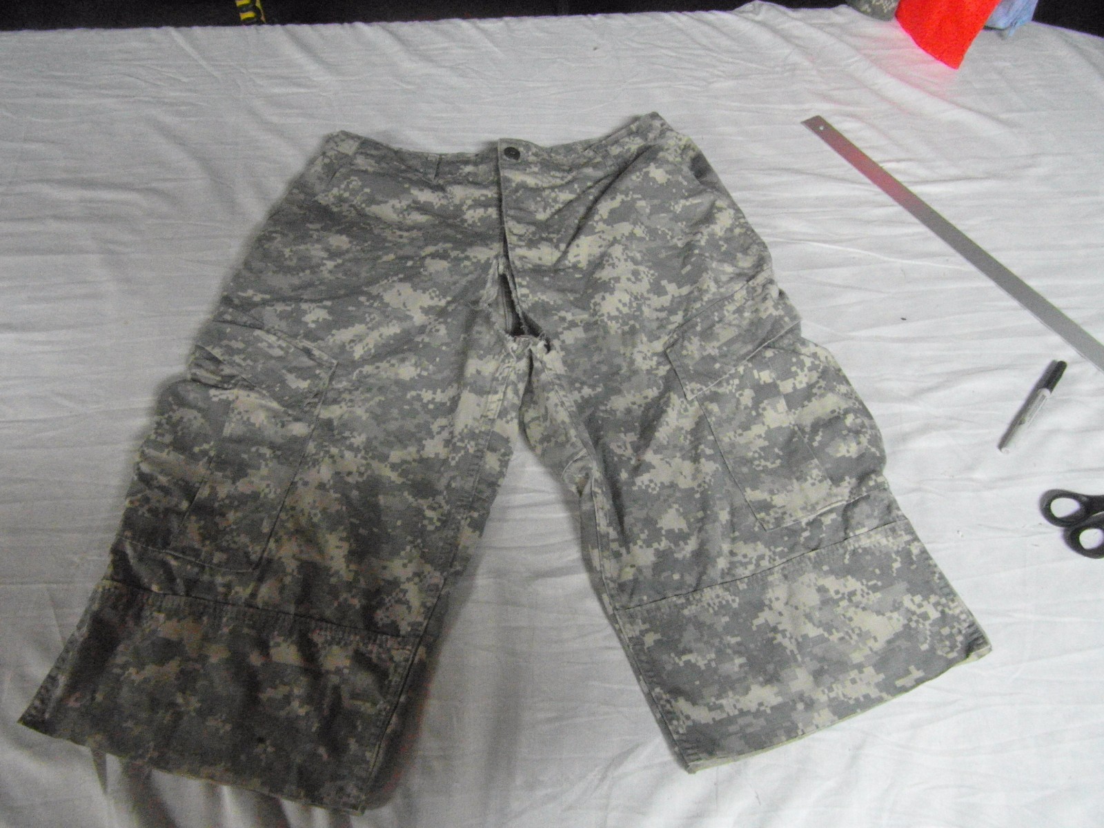 HUNTING WINDPROOF ACU CARGO SHORTS LARGE WITH DEFECTS SI 1210