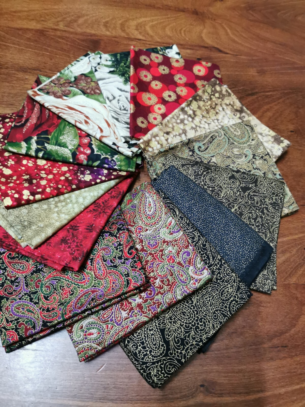 Fat Quarter Bundle: Classic Christmas Collection by Maggie and Sharon