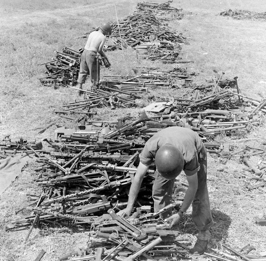 WW2 Photo WWII  Captured German Mauser Rifles  and MG34 Guns Tunisia 1943 / 4156