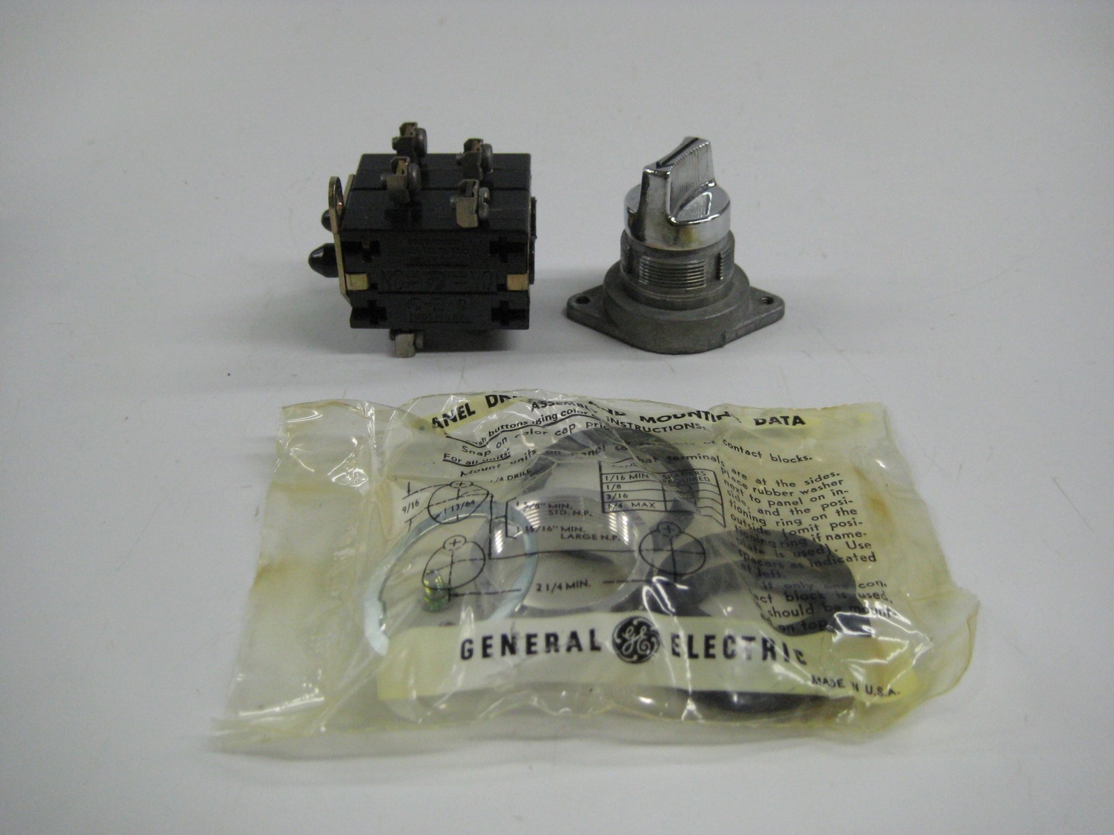 GENERAL ELCTRIC CR294OUB203W SELECTOR SWITCH NSMP