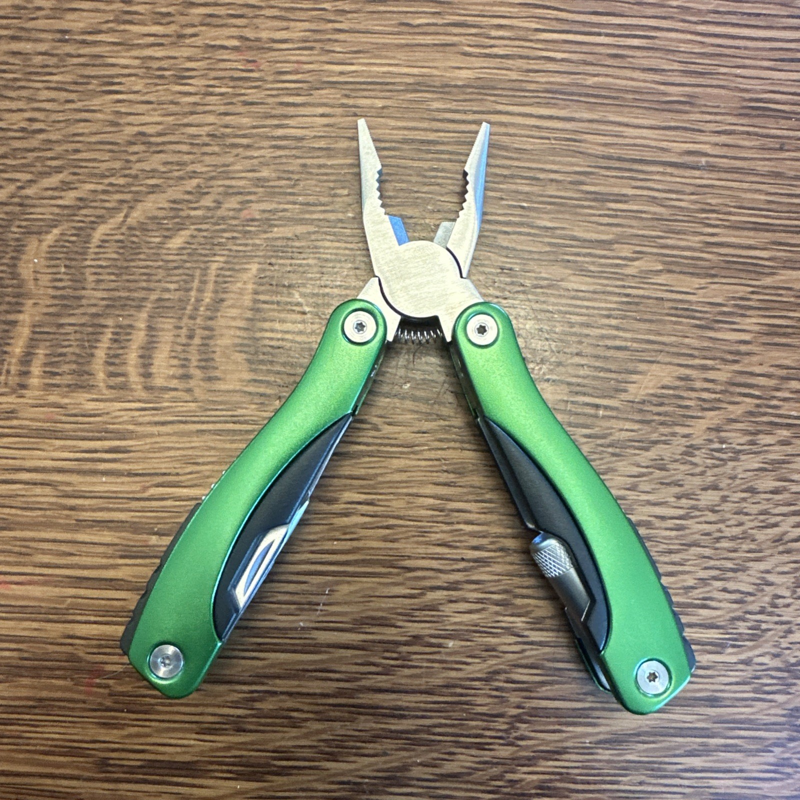 HEMMINGS MOTOR NEWS MULTI-TOOL W/FLASHLIGHT+SHEATH