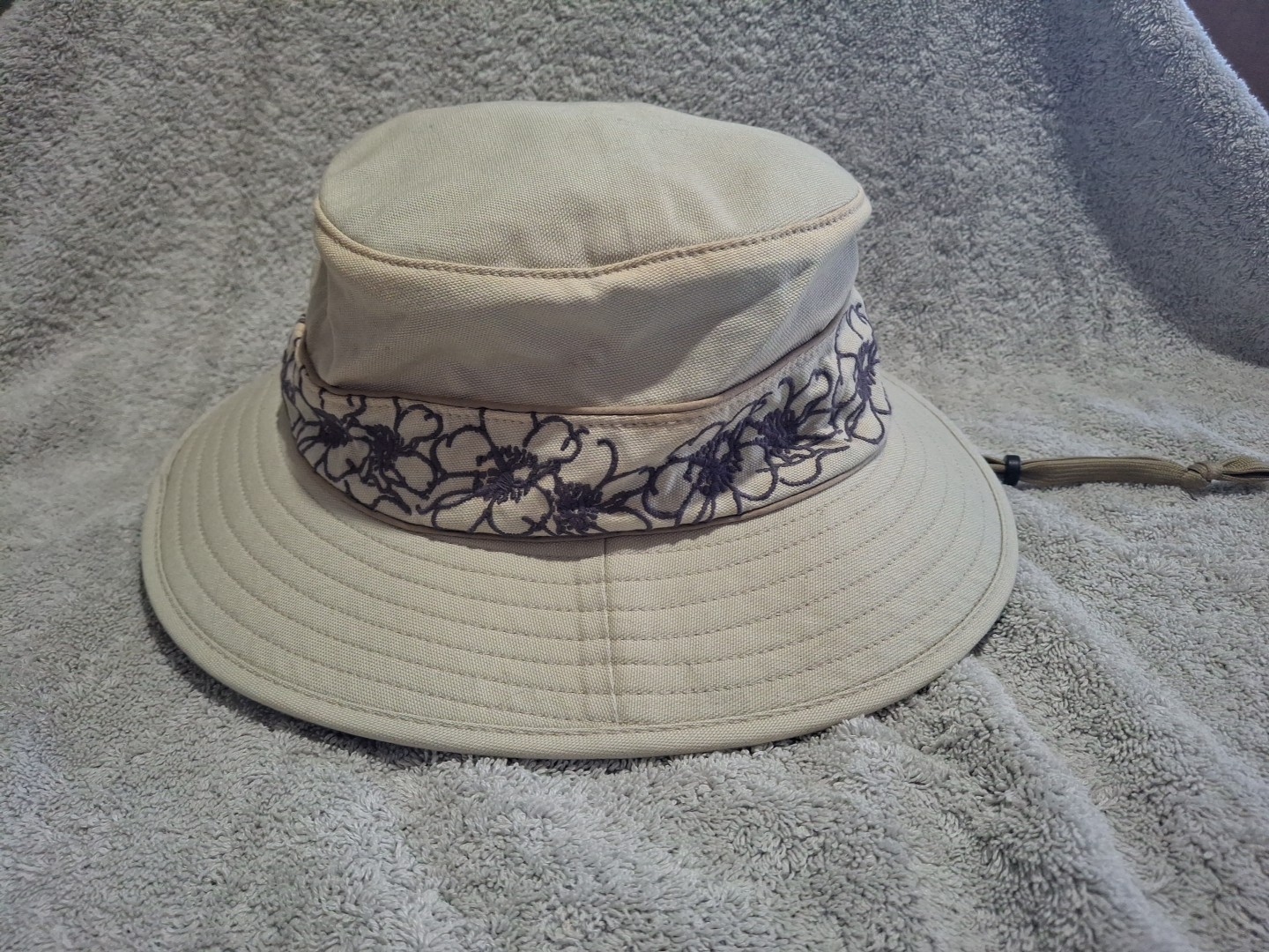 REI Womens S Bucket Hat W/ Purple Floral Khaki Hat Chin Strap 100% Organic Cotto