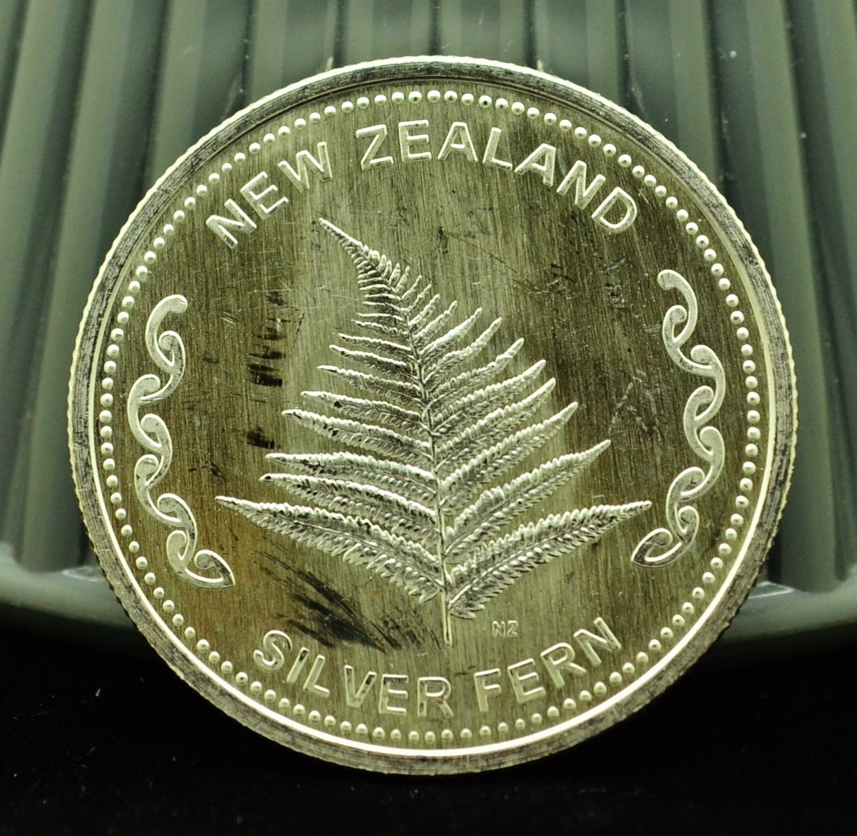 2010 New Zealand Silver Fern Aotearoa Art Round -1 Troy Oz .999 Silver