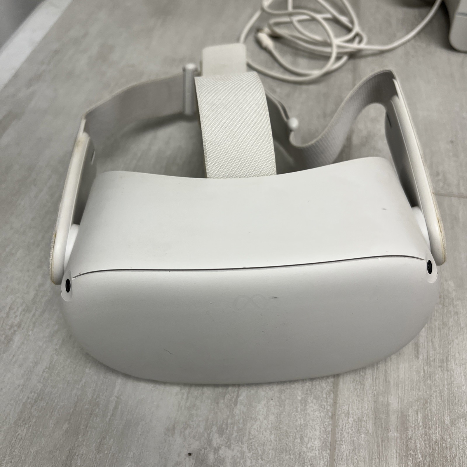 Meta Quest 2 Standalone All-in-One VR Headset KW49CM