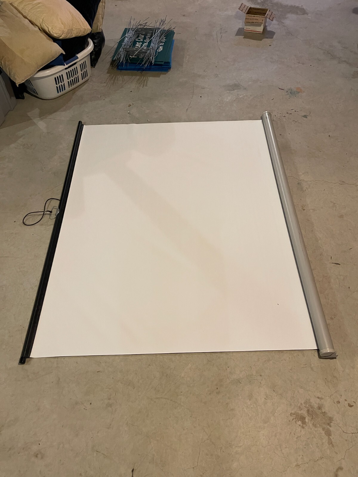 70" Pull down Projector Screen