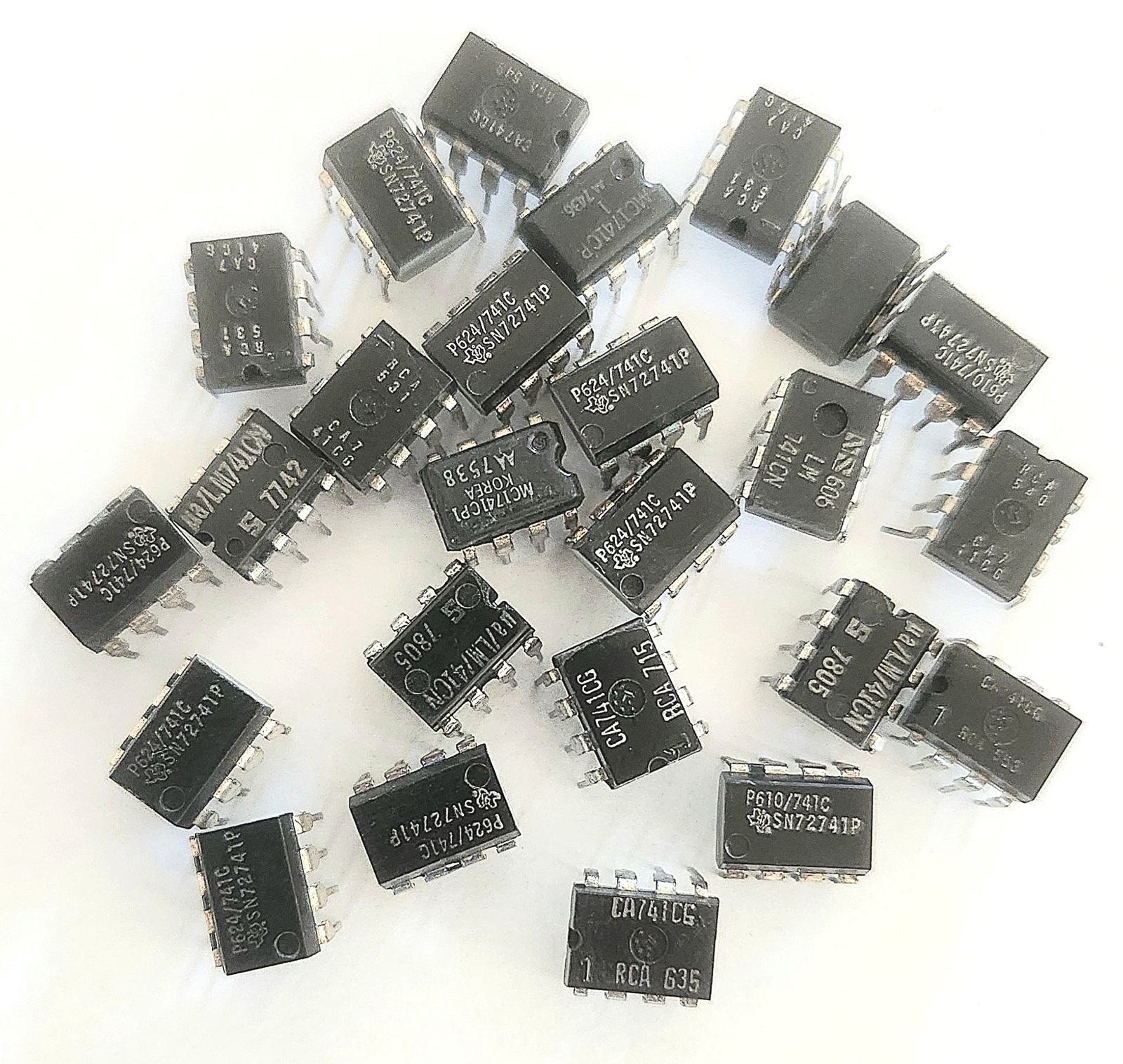 LM741 Op. Amplifier. VI=10v, Vmax 45V, Ib=500nA, Iout=25mA - Mixed Lot of 25