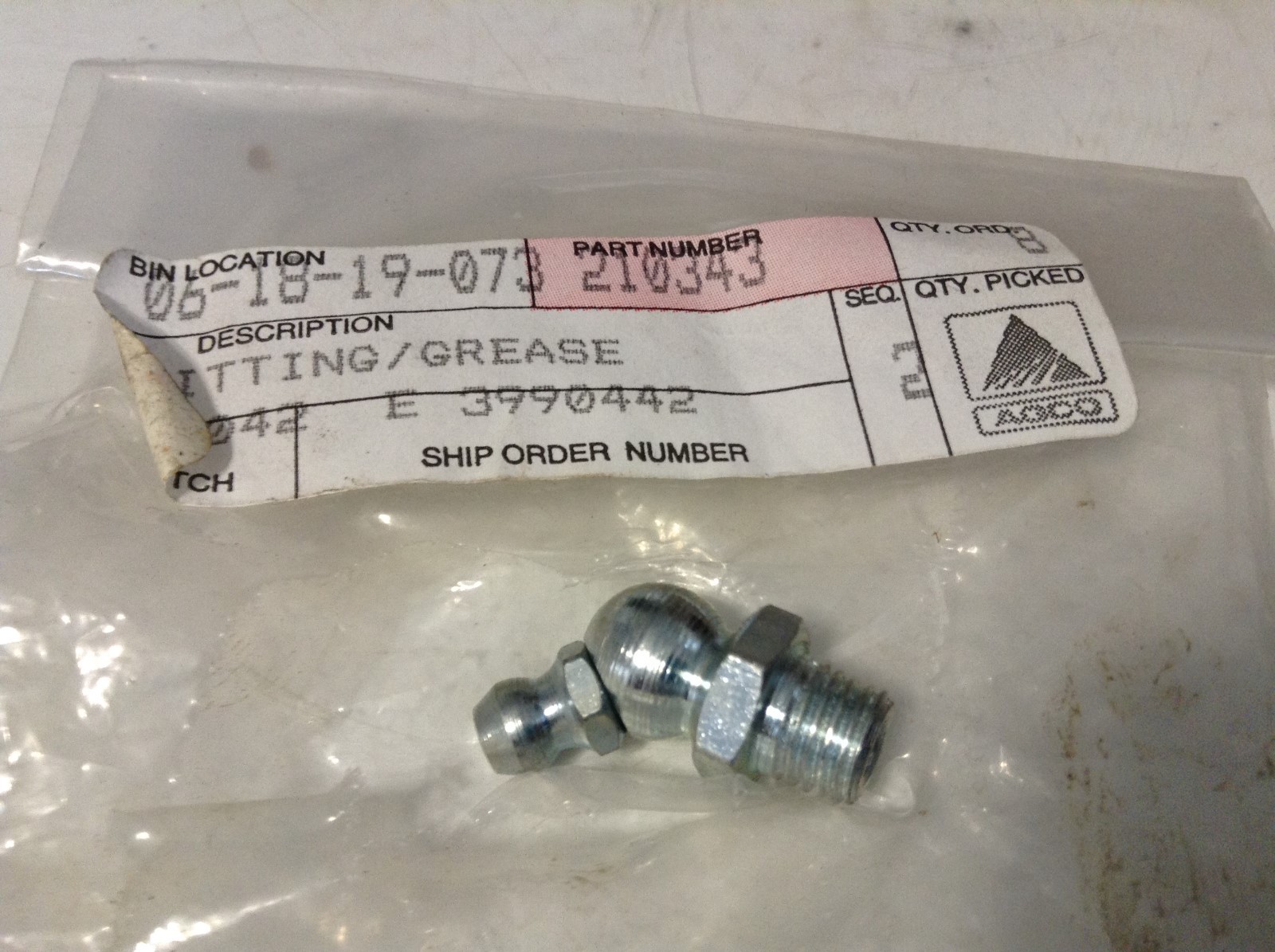 210343 - A New Grease Fitting For A New Idea 483, 484, 485, 486 Round Balers