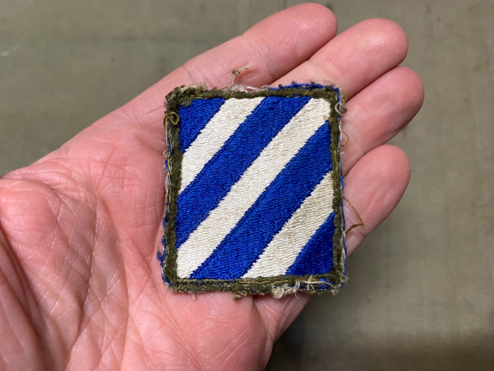 ORIGINAL WWII US 3RD INFANTRY DIVISION SLEEVE INSIGNIA PATCH- OD BORDER