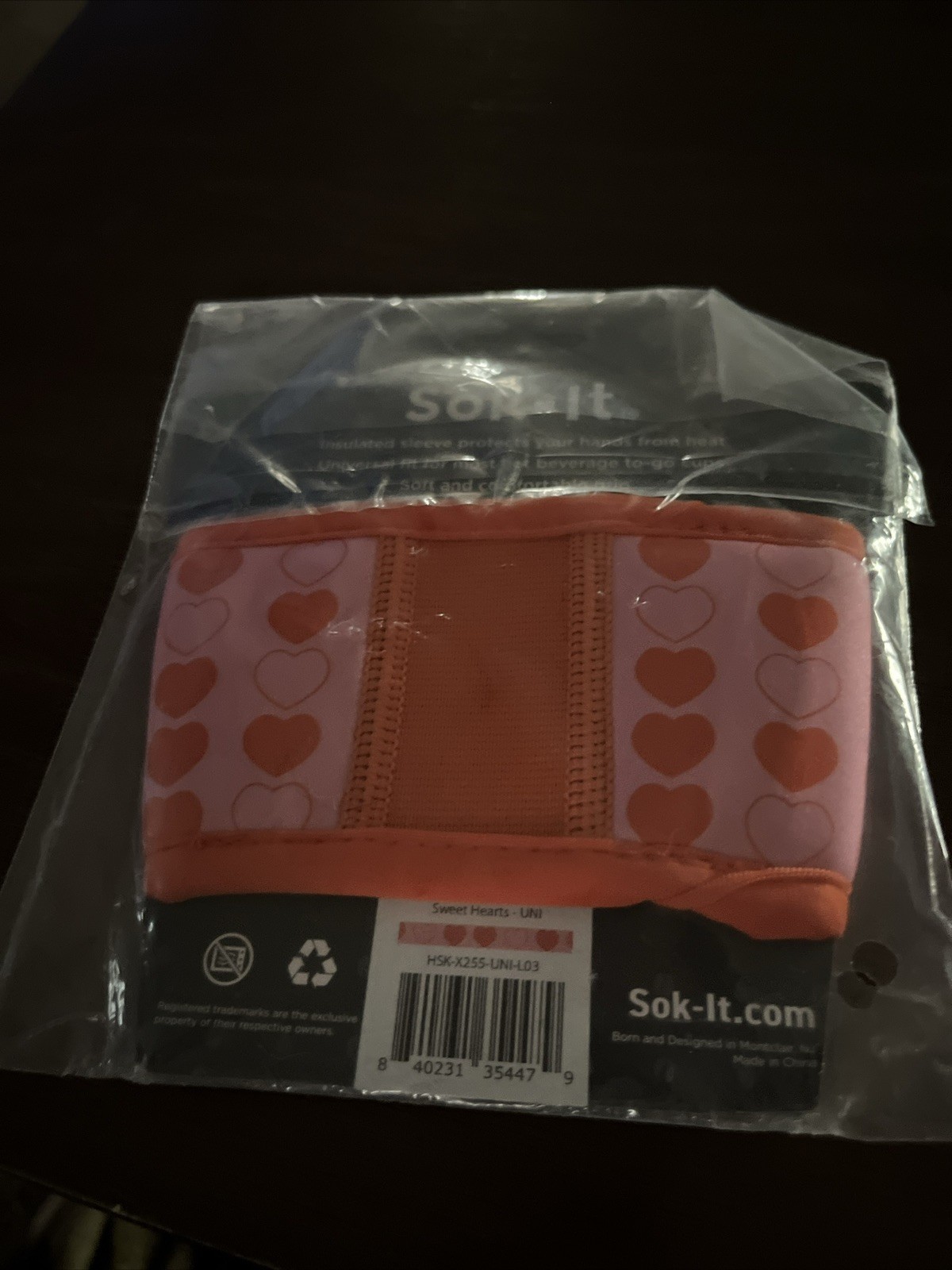 Sok-it Reusable Insulating Beverage Sleeve Thermafoil Red Hearts  NEW