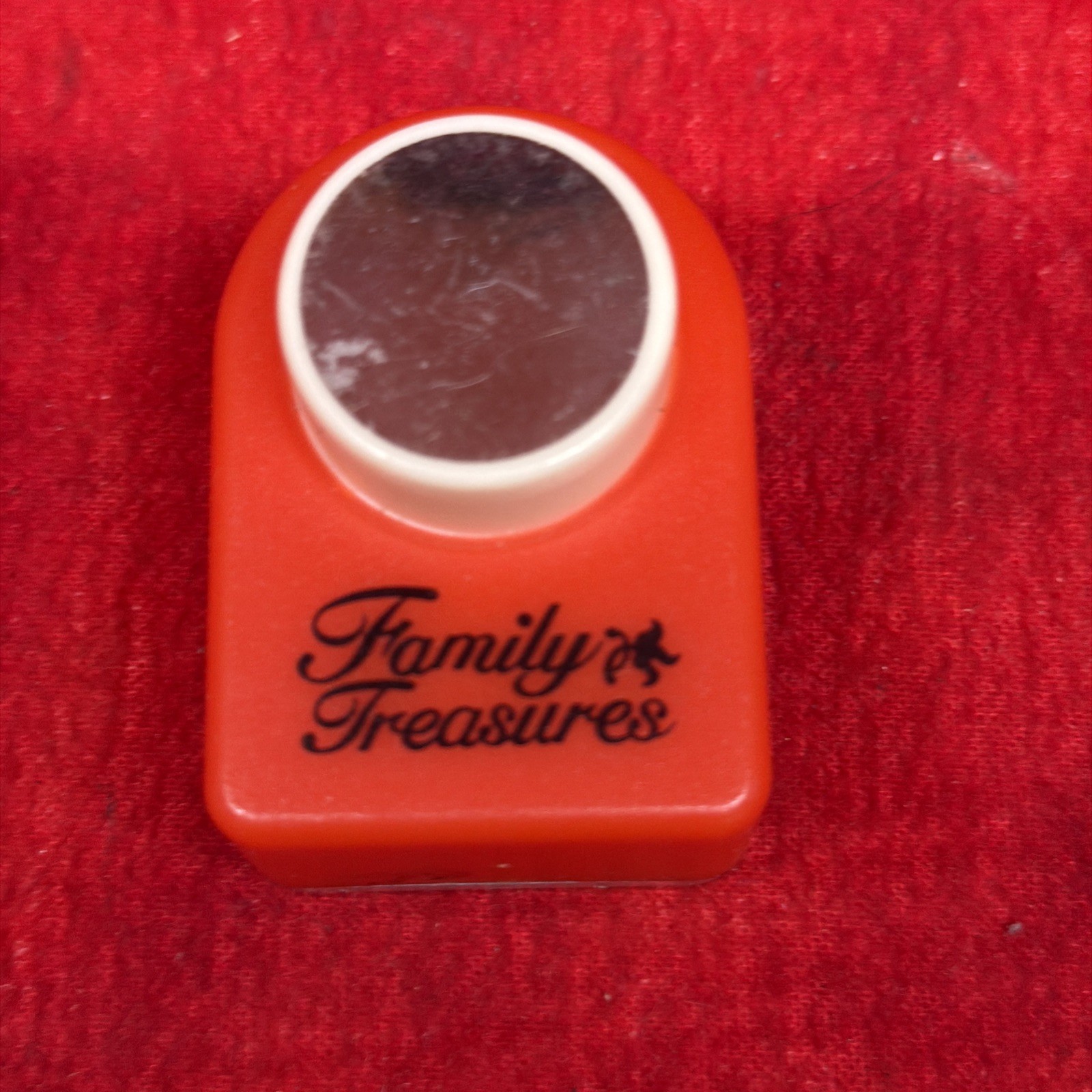FAMILY TREASURES PAPER PUNCH SCRAPBOOKING (s2)