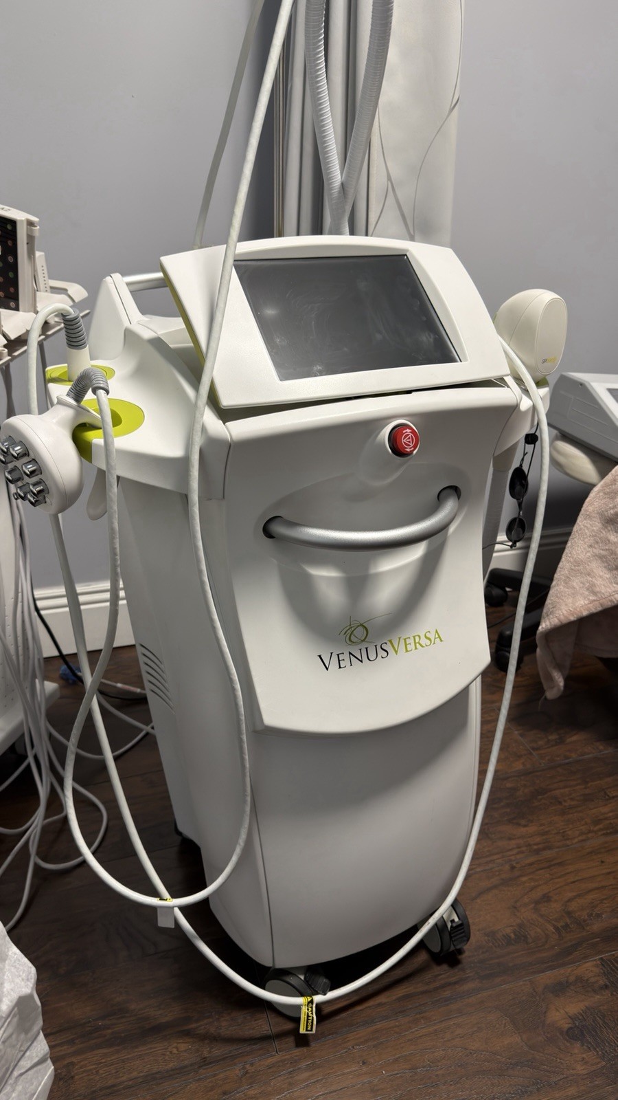 Venus Versa Console w/ Handpieces - Cosmetology/Dermatology