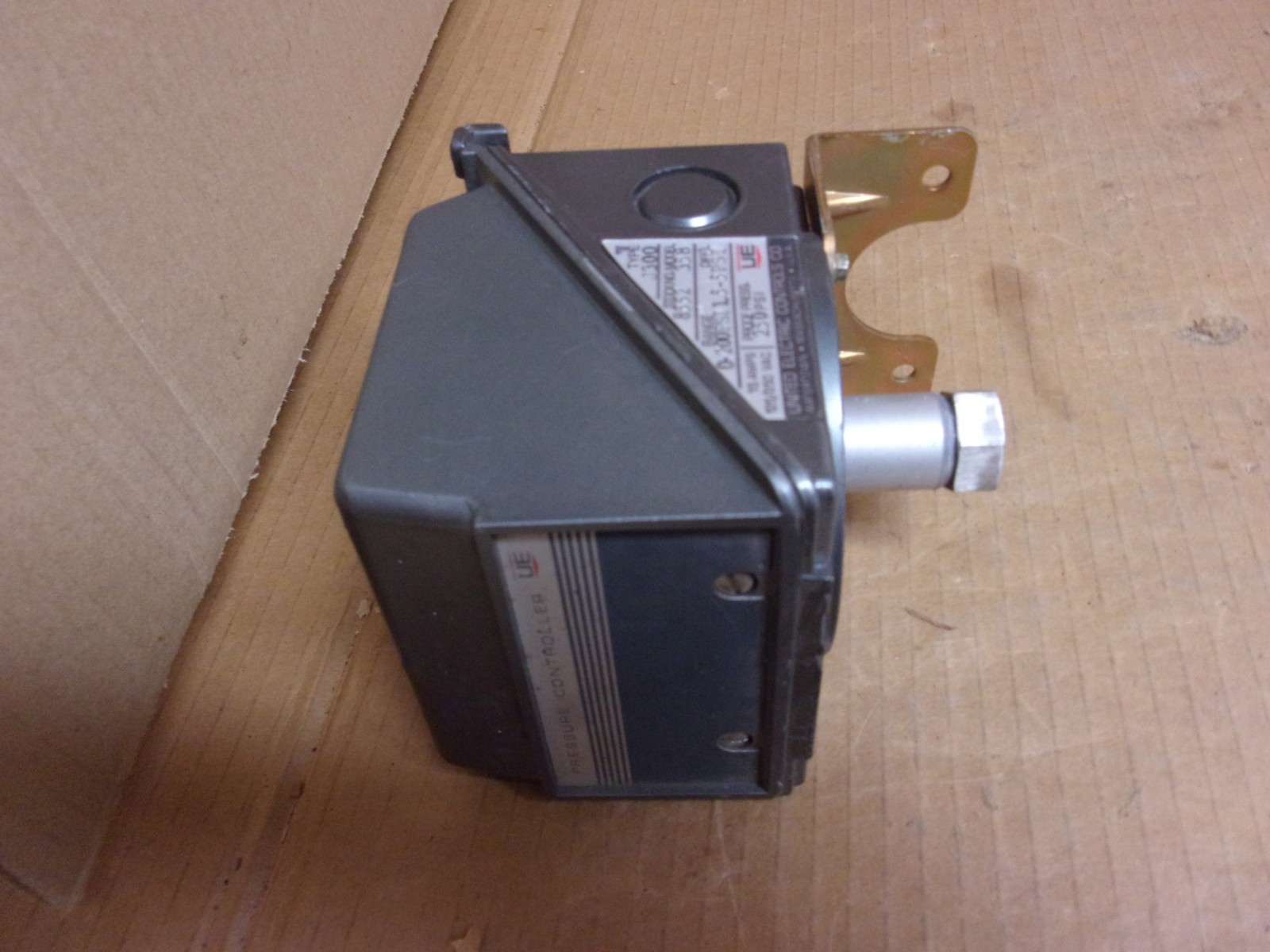United Electric Pressure Control Switch , type J300 , model 358 , stock 8552