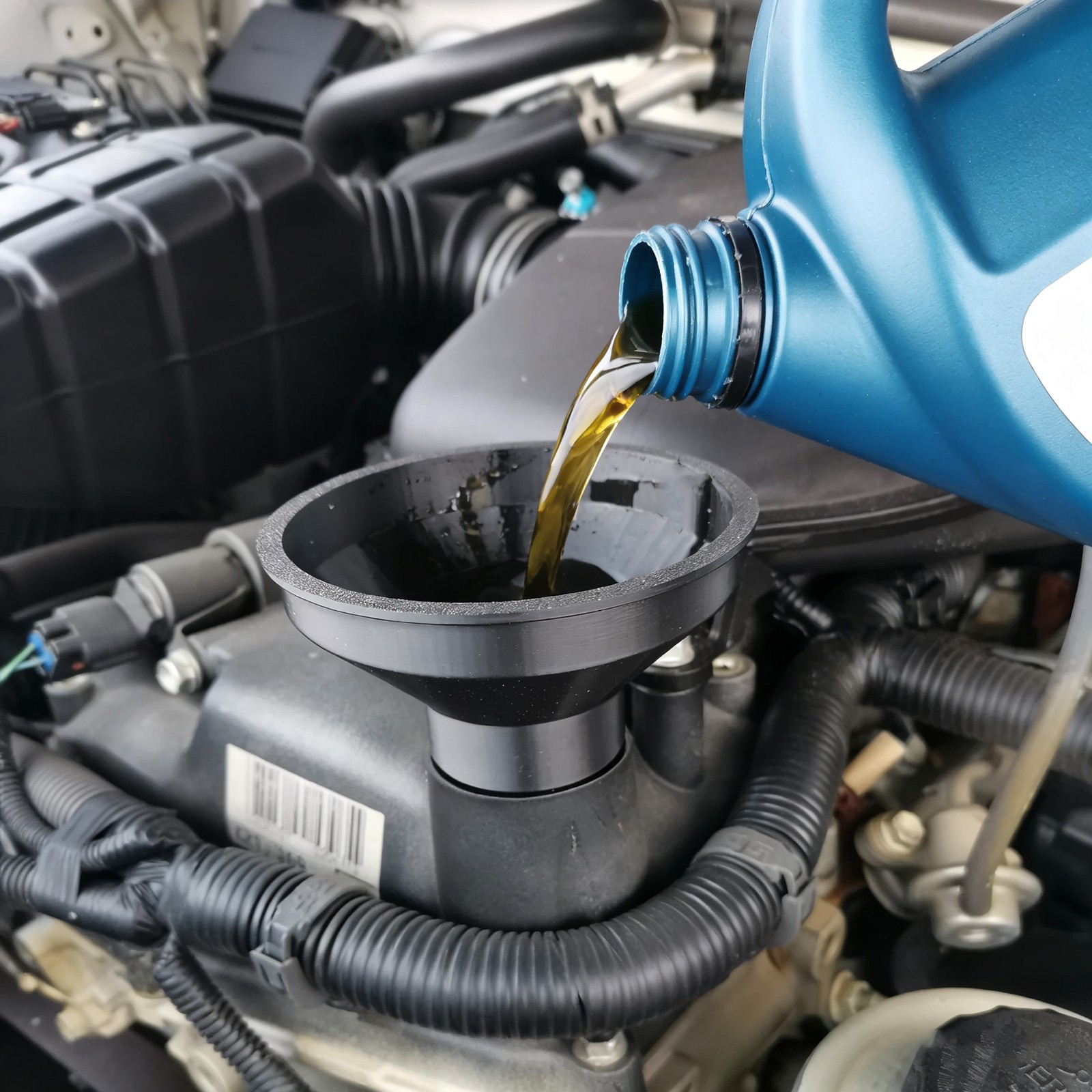 Spill-Proof Engine Funnel Oil Filler for Toyota Corolla Camry FJ Cruiser 4Runner