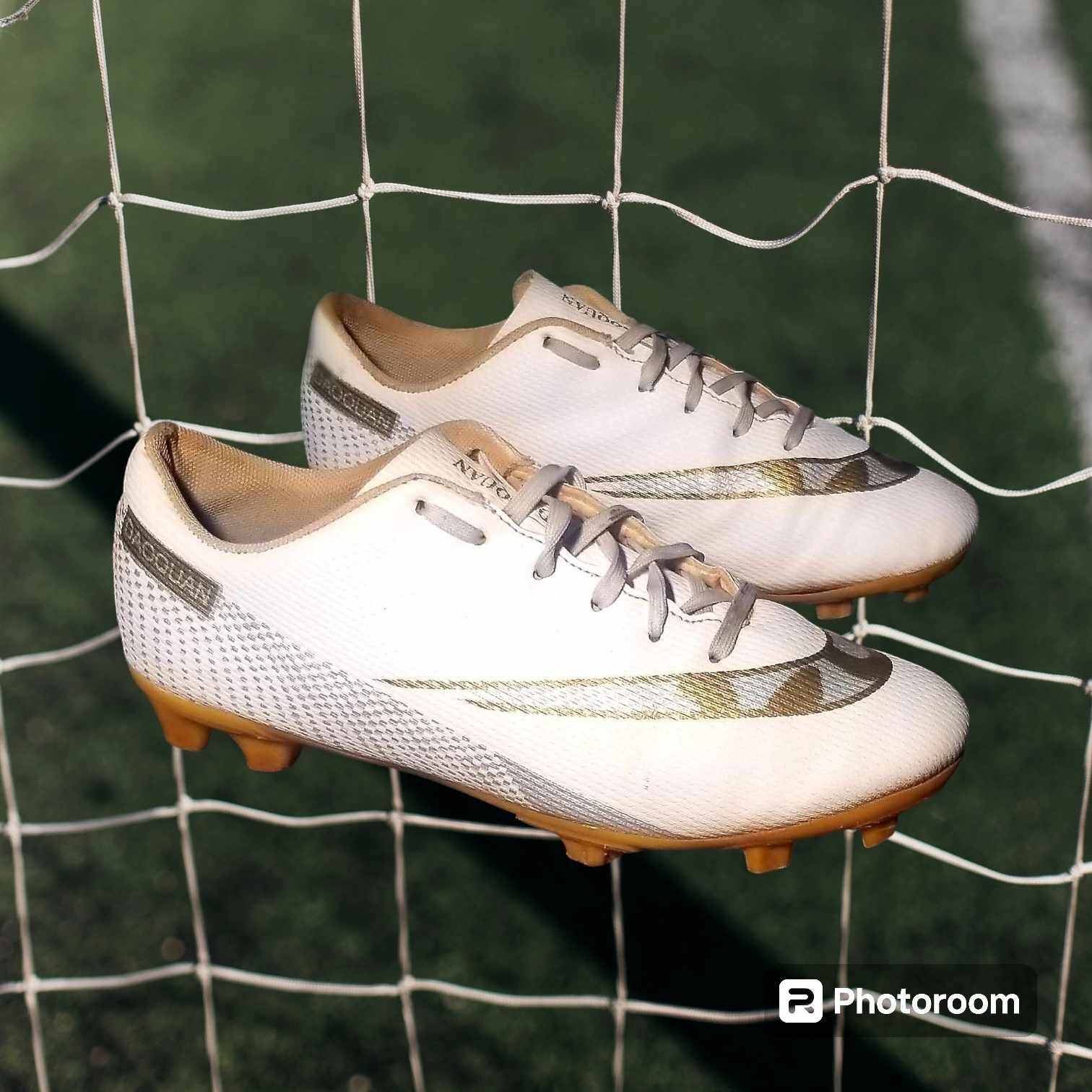 Daoquan Youth/Junior's Soccer/Football Cleats Big Kids Size 6. White/Gold.