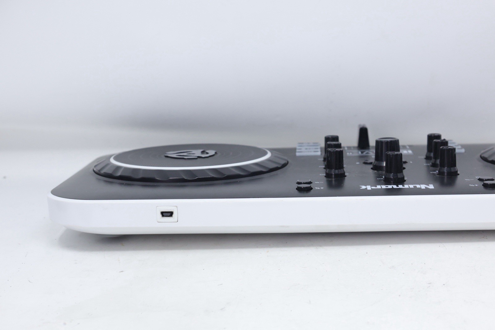 Numark iDJ Live II | DJ Controller for Mac, PC, iPad, iPhone and iPod Touch