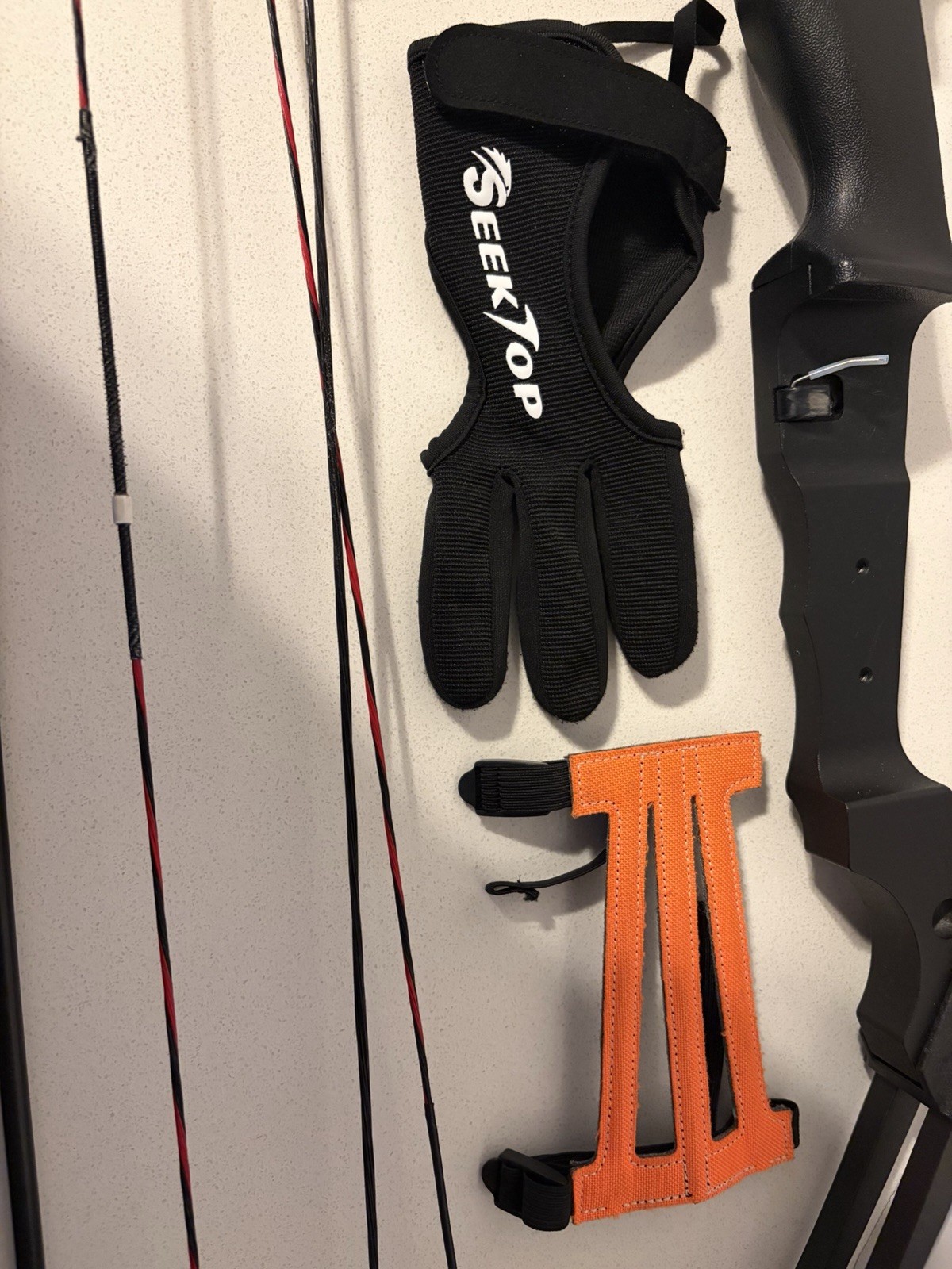 Genesis Original Archery Compound Bow and Arrow Set, Draw Hand-Right, With Case