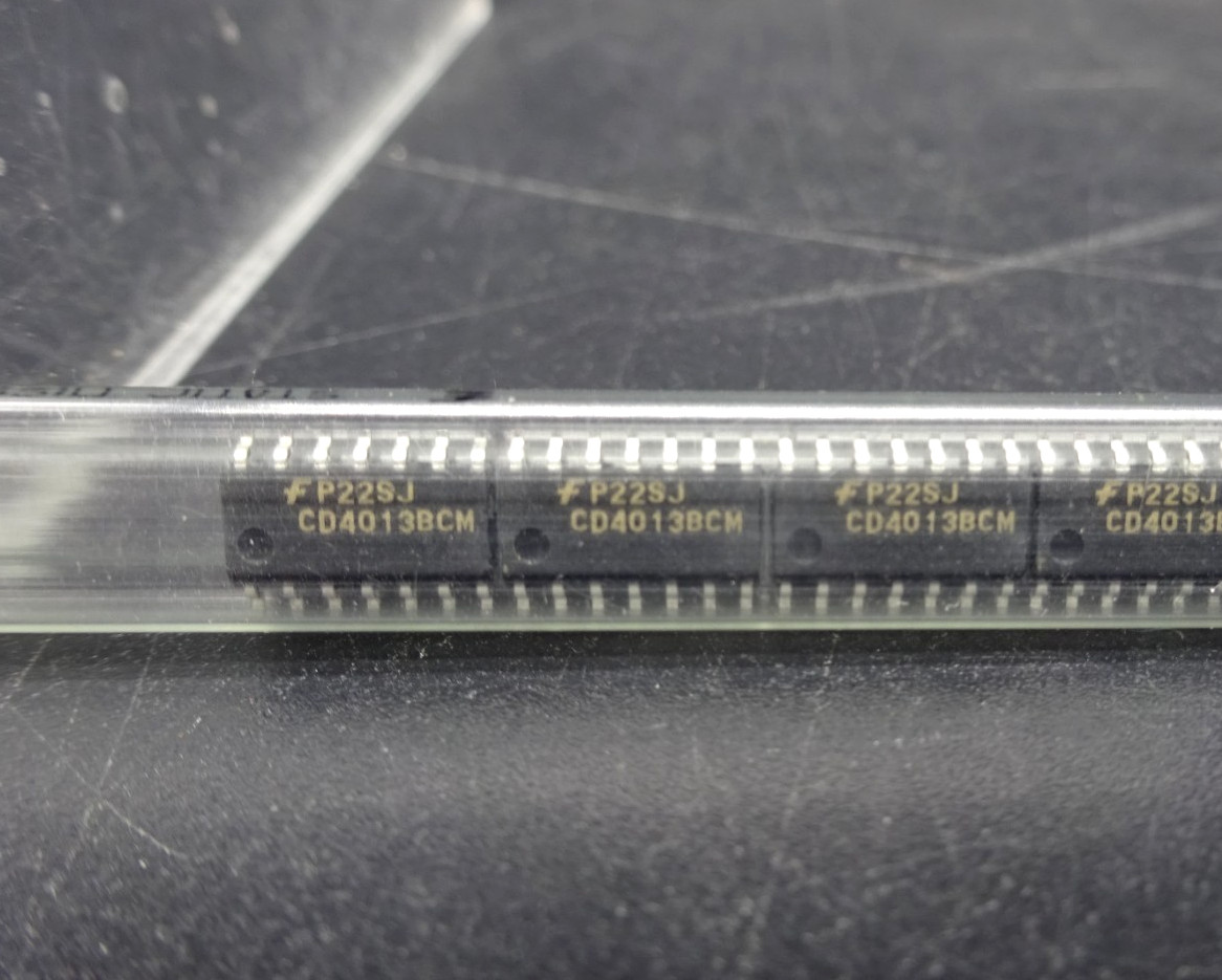 Fairchild CD4013BCM Dual D-Type Flip-Flop IC, SOIC14 Lot of 2