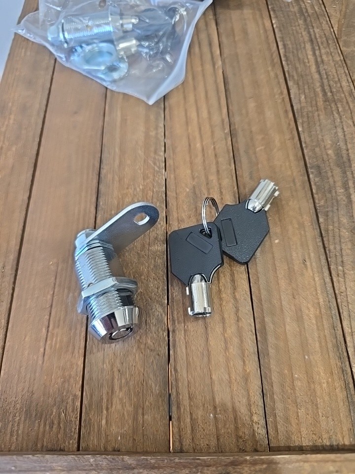 LOCK & KEY SET.
