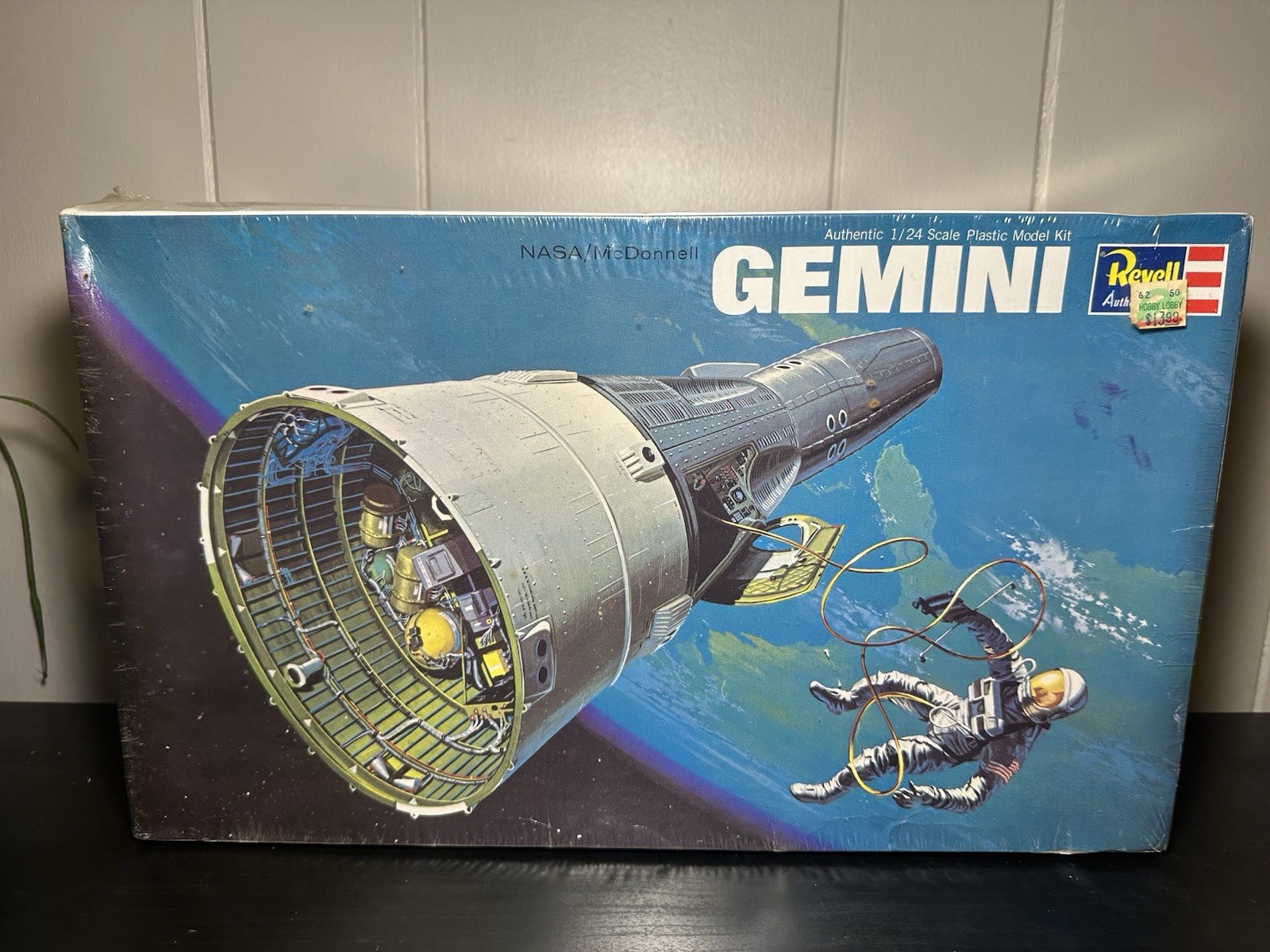 Revell 85-1835 Gemini Spacecraft Model Kit 1/24 -Minor box damage/Sealed