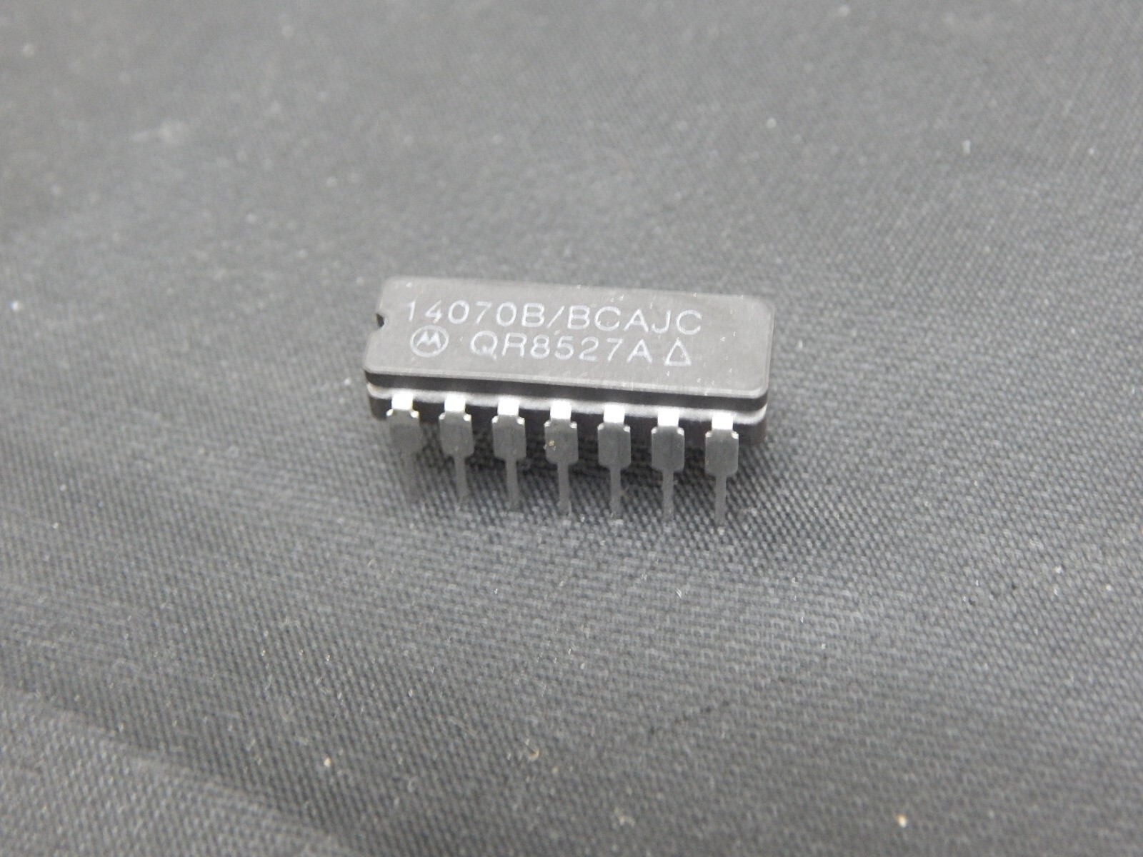 MOTOROLA 14070B/BCAJC XOR Gate 4-Element 2-IN CMOS CDIP-14 - USA FAST SHIPPING