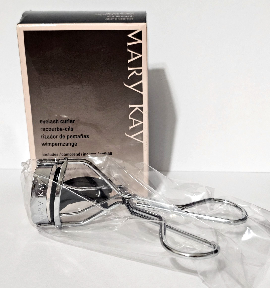 MARY KAY EYELASH CURLER with 3 Silcone Pads Refills, New with Box