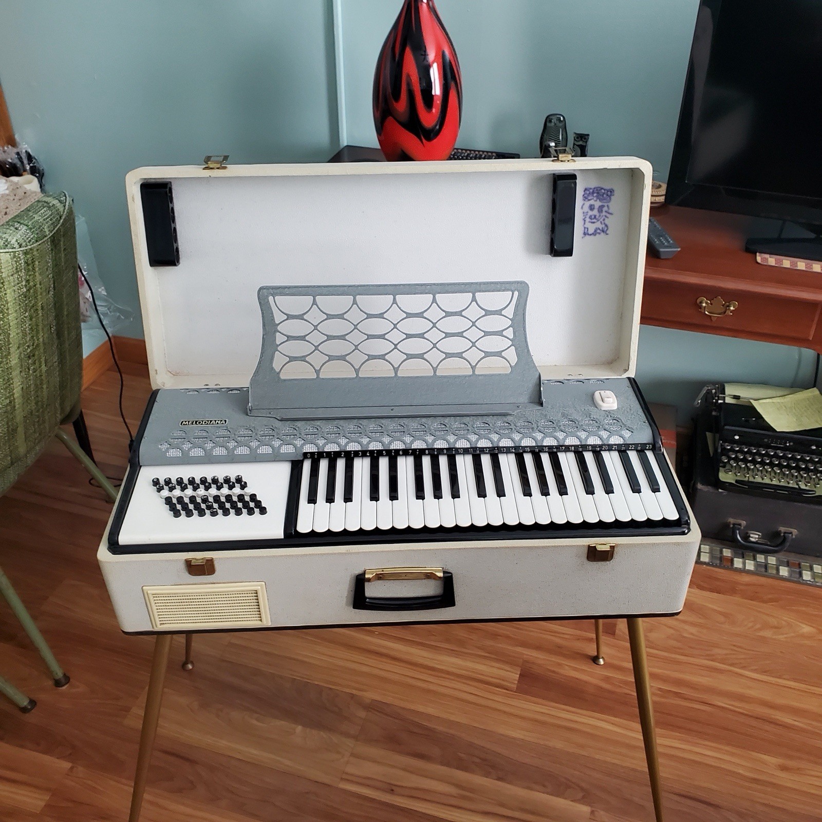 RARE MELODIANA MID CENTURY ITALIAN PORTABLE KEYBOARD ACCORDION CHORD ORGAN