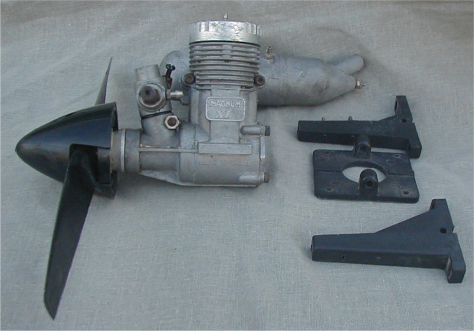 Vtg. Magnum XL 40 R/C w/Muffler Model Airplane Engine/Propeller/Brackets