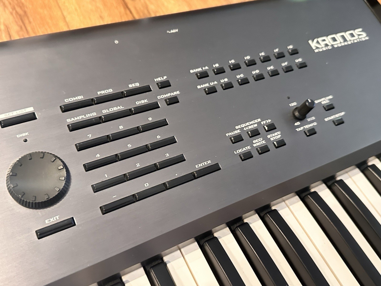 Korg Kronos 61 Music Workstation.........EXCELLENT CONDITION