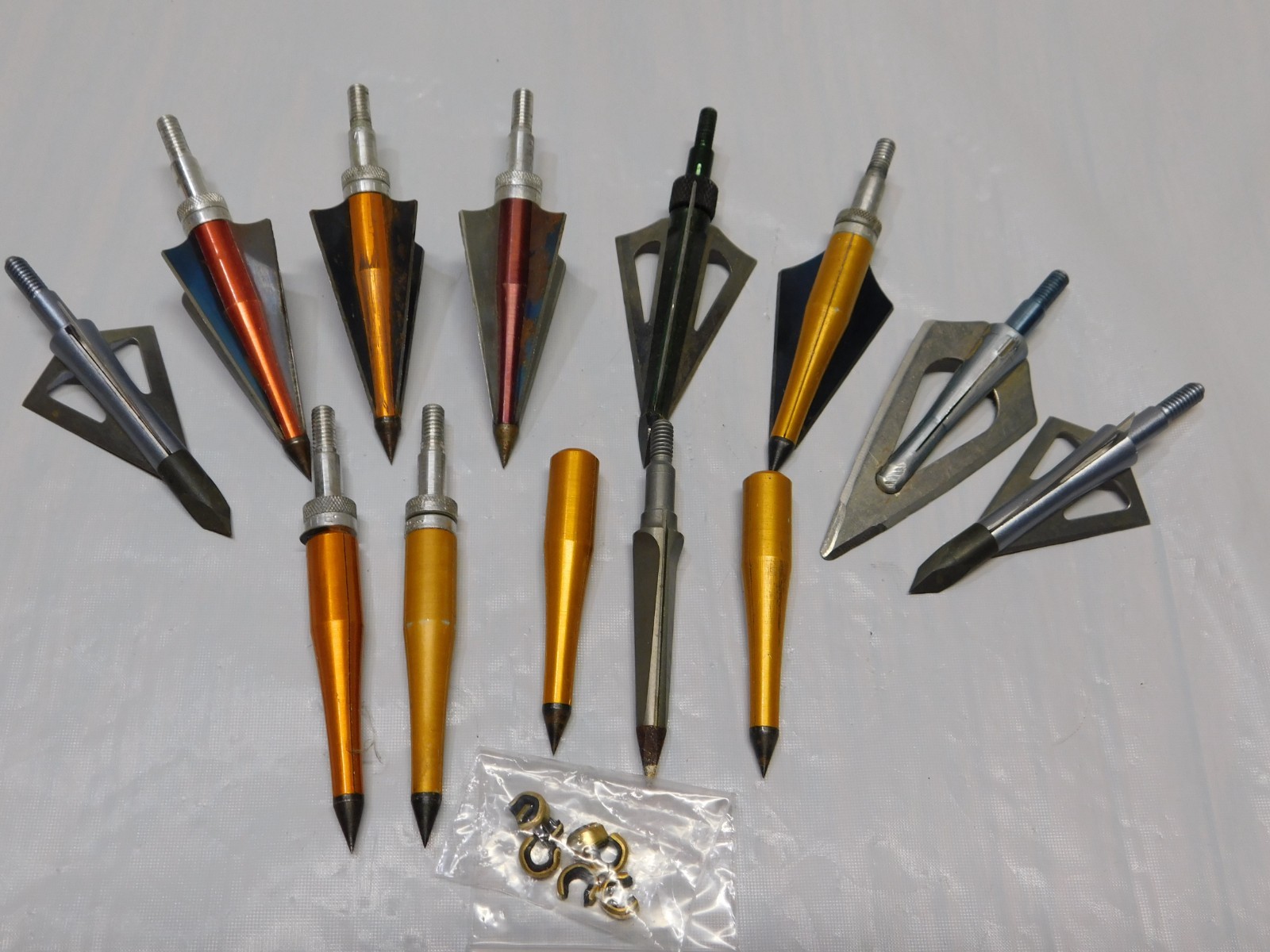 LOT OF 8 FIXED BROADHEADS