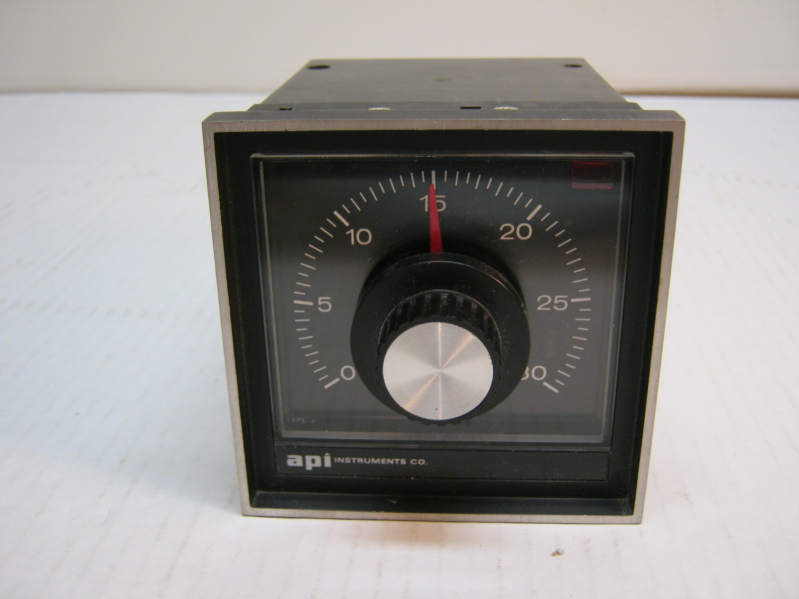 API Instruments 232 Type J Temperature Controller