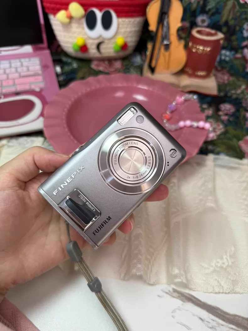 Fujifilm Finepix F31fd 6.3MP Digital Camera 3.0x Optical Zoom Built-in Flash
