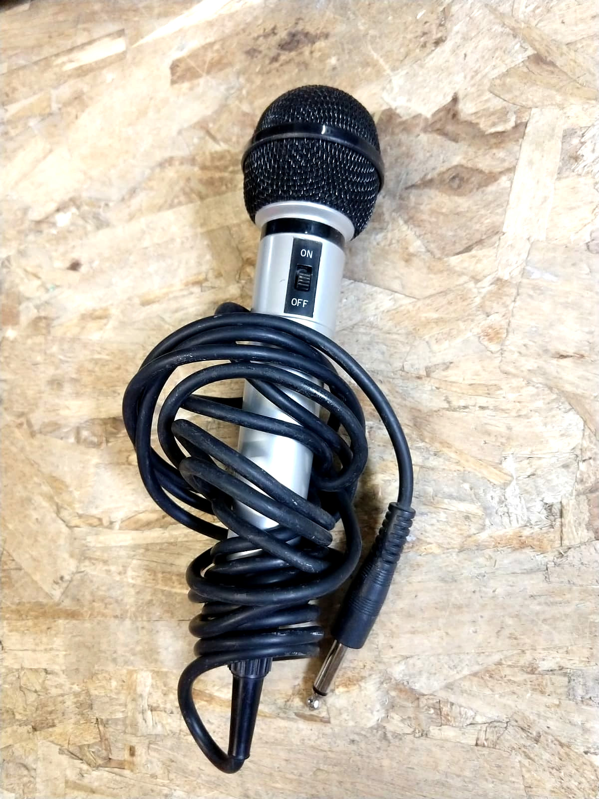Silver Dynamic Karaoke Microphone with 1/4" Jack Cable On/Off Switch (12b/b1)