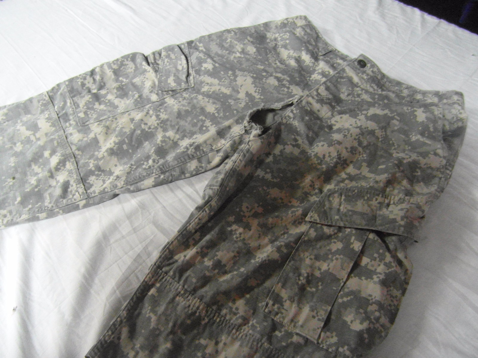 HUNTING WINDPROOF ACU CARGO SHORTS MEDIUM WITH DEFECTS