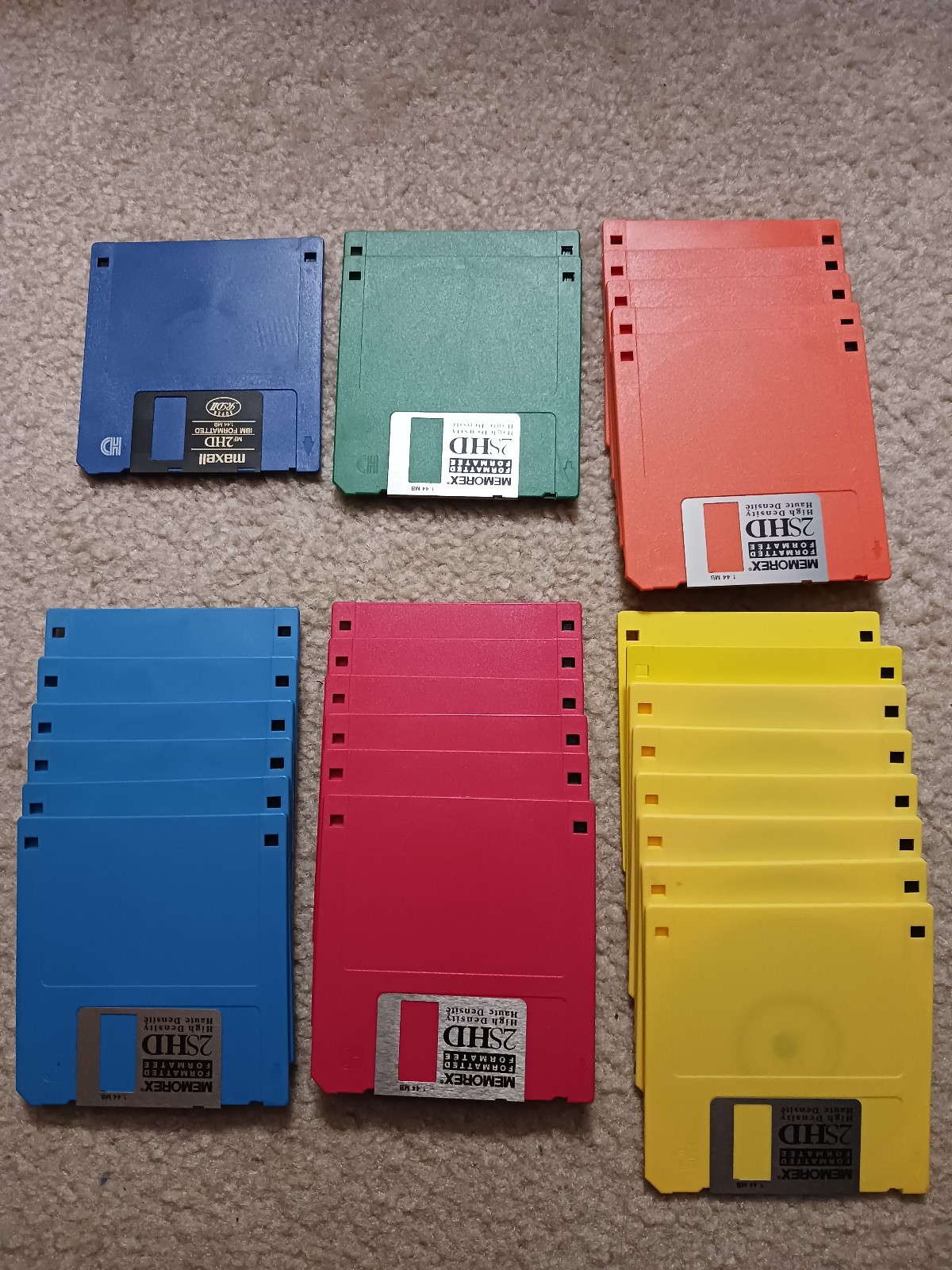 LOT OF 28, Mixed 3.5" 1.44 MB Double-Sided High-Density Floppy Disks-Mixed Color