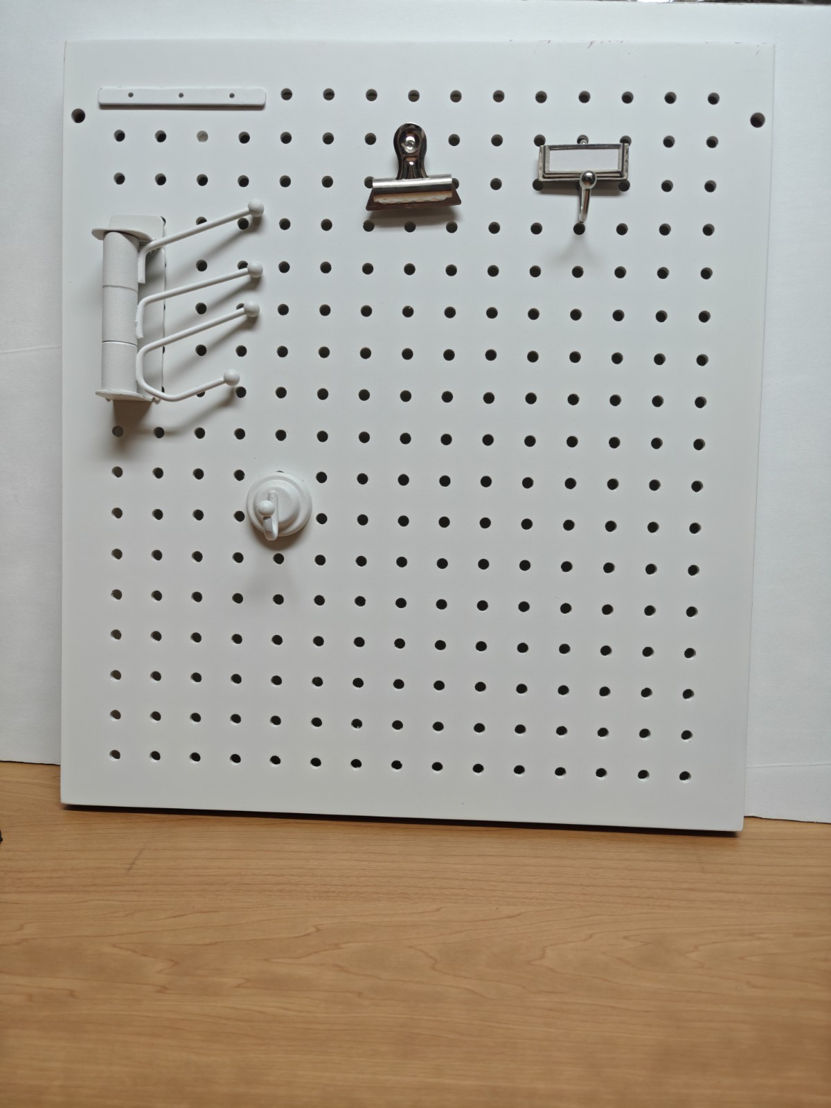 White Pegboard 17" x 19" + 5 Accessories White