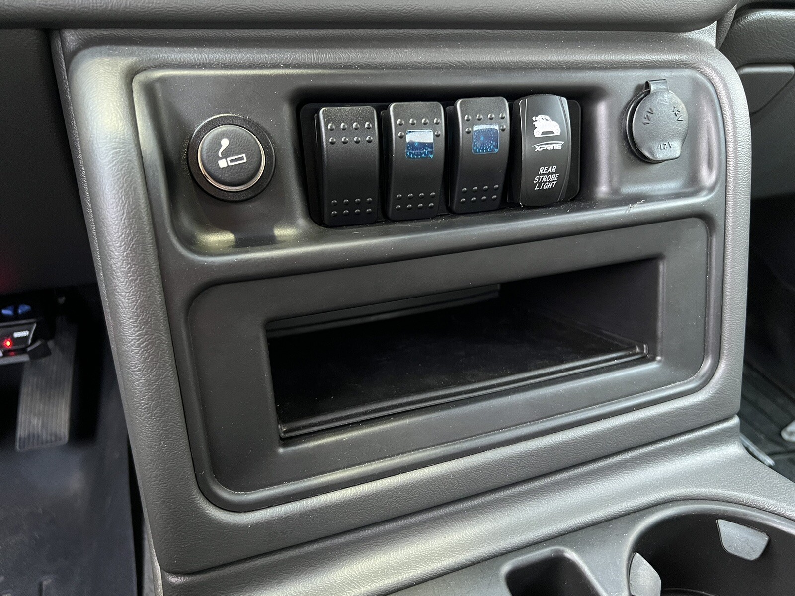 2003 - 2007 Silverado Center Console Pocket Switch Panel LLY LBZ 1500 2500 3500